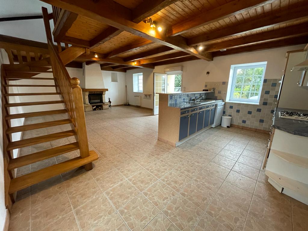 A VENDRE, GRANDE MAISON FAMILIALE, AVEC DÉPENDANCES ET HANGAR