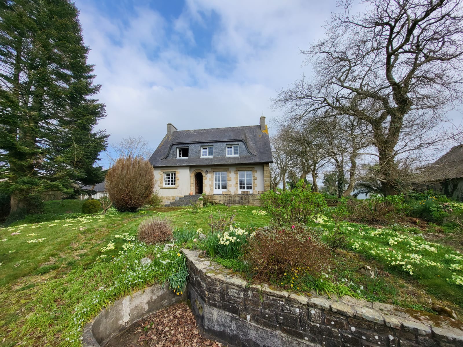 A VENDRE, PLOUVIEN, A PROXIMITE DU BOURG, GRANDE MAISON TRADITIONNELLE T7
